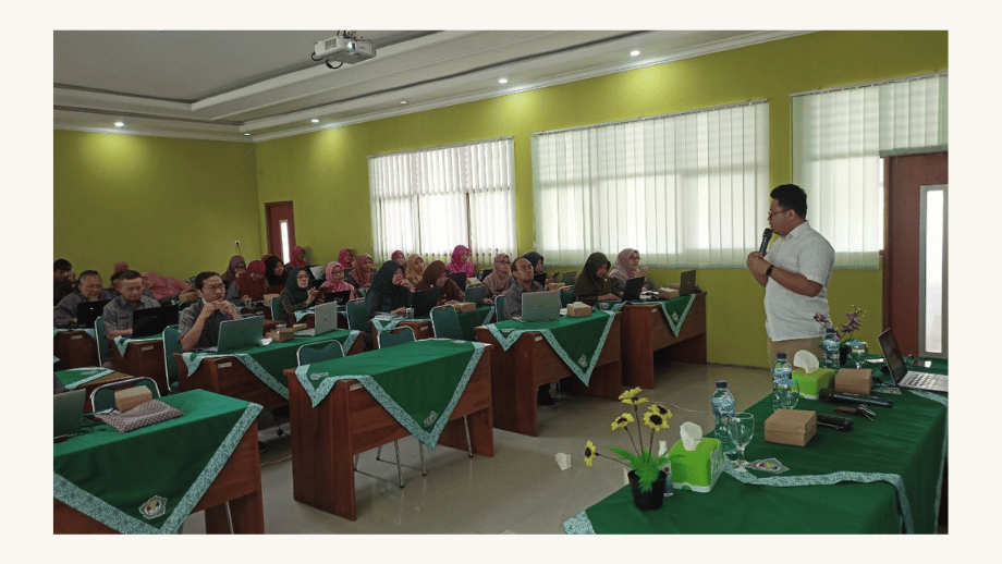 Workshop pelatihan pemanfaatan artificial inteligence untuk guru sekolah di Sekolah Menengah Atas Negeri 1 Rawalo